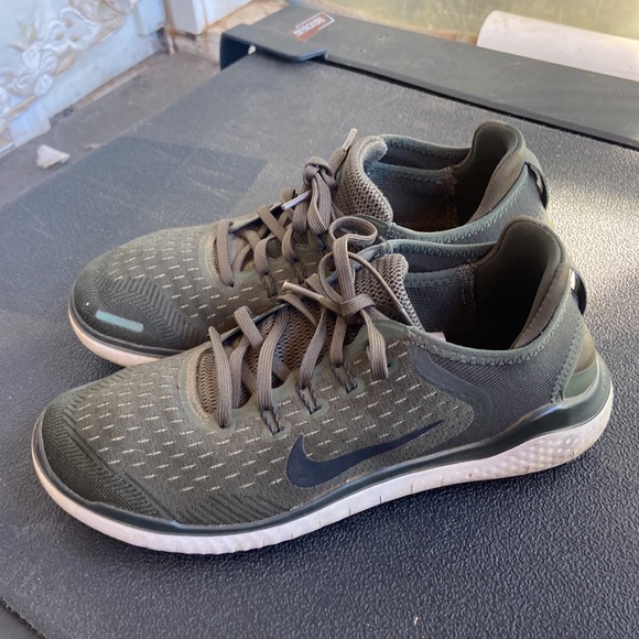 Woman’s size 8 Nike free running shoes - Picture 3 of 5